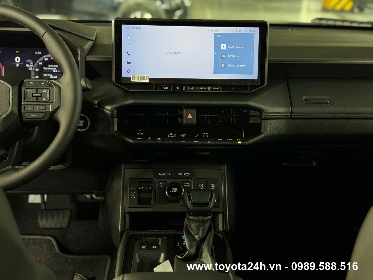 toyota-hilux-2.8AT-4x4-2026-mau-den-man-hinh-giai-tri-xe